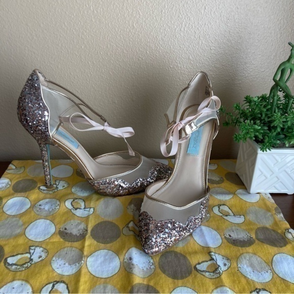 Betsey Johnson Stela pale pink glitter wedding heels size 8